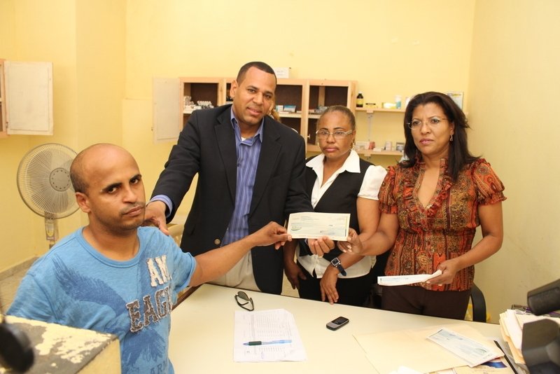 Entregan cheques a minusvalidos en Tamboril